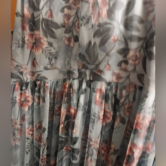 Woman's long dress - Picture 16 of 16